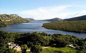 Refúgio na Lapinha com dois chalés, ideais para casal, família ou pequeno grupo de amigos, com acesso privativo à lagoa, caiaques e quadra de beach tennis